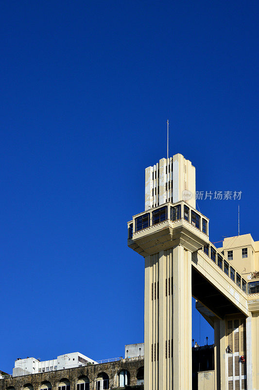 萨尔瓦多巴伊亚- Lacerda电梯和广阔的蓝天